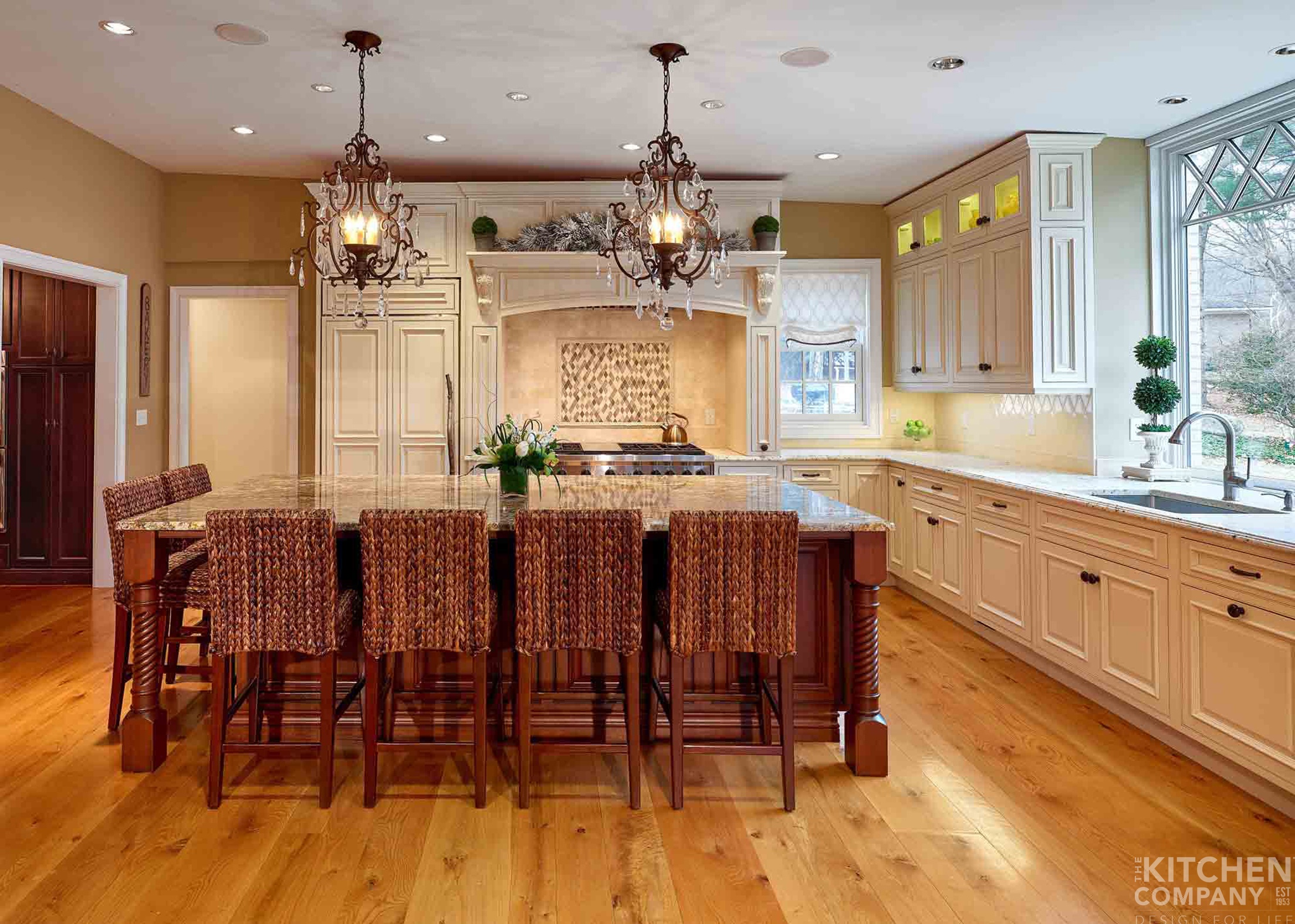Traditional Kitchen and Bar in Woodbridge, CT | The Kitchen Company